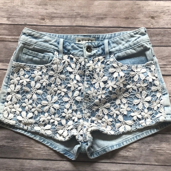 Roxy lace light wash short shorts size 3 - Picture 1 of 5